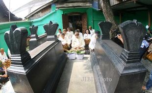 KISAH UNIK PEMILU : Caleg Ngalap Berkah di Makam Ki Gede Sala