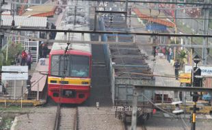 FOTO STASIUN KEBAYORAN : Rel Ganda Jakarta-Surabaya