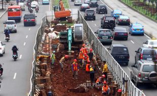 FOTO PEMBANGUNAN MRT : Menyiapkan Kontruksi Layang