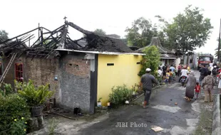 FOTO KEBAKARAN KARTASURA : Diduga Akibat Hubungan Arus Pendek