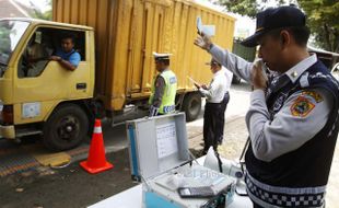  FOTO RAZIA GABUNGAN : Mengukur berat truk 