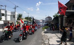 FOTO PEMILU 2014 : Menyaksikan Pawai Kampaye