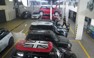 FOTO PENJUALAN MINI COOPER : Mengecek Mesin Kendaraan Mobil