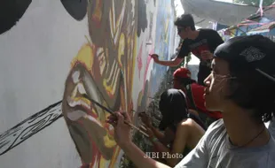 FOTO MELUKIS MURAL :  Art Edu Care: Local Movement