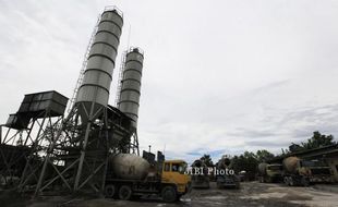 FOTO TRUK MOLEN : Mengisi semen 