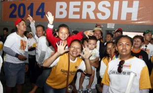 FOTO PEMILU 2014 : Anak Ikut Menari 