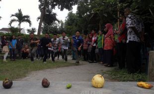 FOTO FORUM ANAK : Berebut Buah 