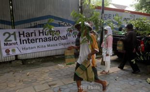 FOTO HARI HUTAN INTERNASIONAL : Membawa Bibit Tanaman