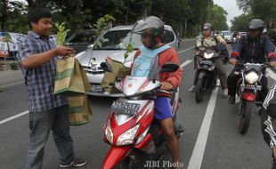 FOTO HARI HUTAN INTERNASIONAL : Membagikan bibit tanaman 