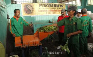 FOTO MIDER PRAJA : Meninjau Pembuatan Pupuk Kompos