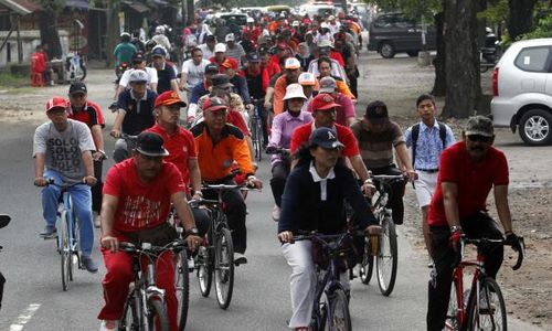 PEMBATASAN BBM BERSUBSIDI : PNS Solo Diimbau Ngonthel ke Kantor