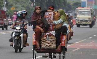 FOTO PENGEMUDI BECAK : Membawa Barang berlebihan