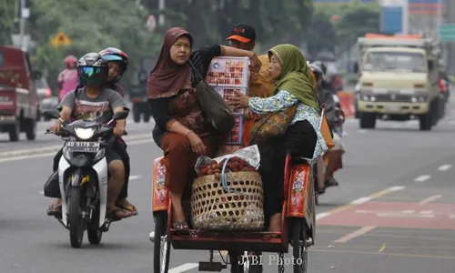 FOTO PENGEMUDI BECAK : Membawa Barang berlebihan