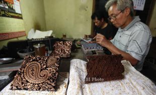 FOTO PEMBUATAN CAP BATIK : Menyelesaikan pesanan cap batik