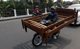 FOTO MEMBAWA RANJANG KAYU : Membahayakan diri sendiri dan orang lain