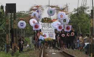 FOTO PEMILU 2014 : Mengajak Warga Datang ke TPS