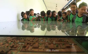 FOTO KEGIATAN SEKOLAH : Melihat Maket Keraton Solo