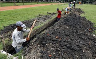 FOTO LAPANGAN KOTA BARAT : Membuat Drainase