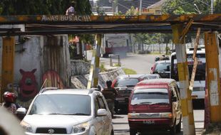 FOTO JEMBATAN PERLINTASAN KA : Melewati jembatan perlintasan kereta api