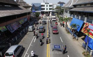 FOTO MARKA JALAN : Dilarang Melewati Garis Kuning