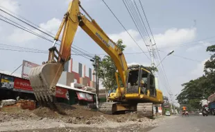 FOTO PERATAAN JALAN : Meratakan bahu jalan