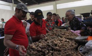 FOTO PASAR KLIWON : Wali Kota Solo Mengunjungi Pedagang