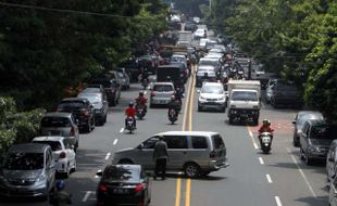 FOTO MARKA KUNING : Membantu pengemudi mobil menyeberang 