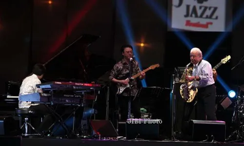 JAVA JAZZ FESTIVAL 2014 : Demi Jamie Cullum, Kakek 89 Tahun Ini Nonton dengan Kursi Roda