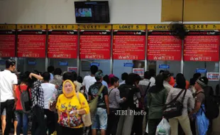 FOTO DANA SUBSIDI KAI :  Memadati Loket Pembelian Tiket KA