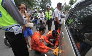 PENGELOLAAN PARKIR SOLO : Parkir Sembarangan, 5 Mobil di Depan Ursulin Digembok