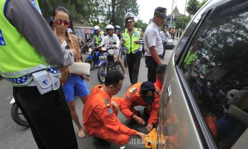 PENGELOLAAN PARKIR SOLO : Parkir Sembarangan, 5 Mobil di Depan Ursulin Digembok