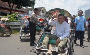 FOTO ANANG HERMANSYAH DIPERIKSA PANWAS : Dugaan Kampanye Terselubung