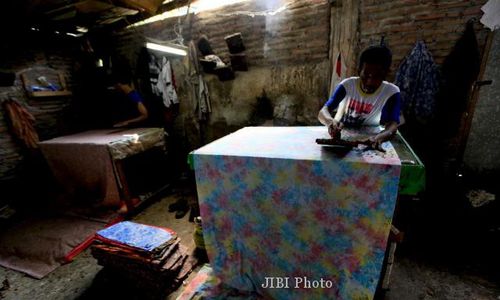 FOTO BATIK SMOG : Menyelesaikan kain batik smog