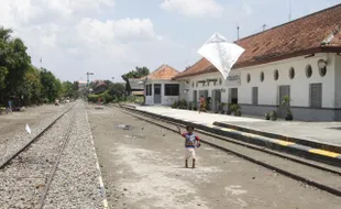 FOTO STASIUN KOTA SANGKRAH : Bermain layang-layang