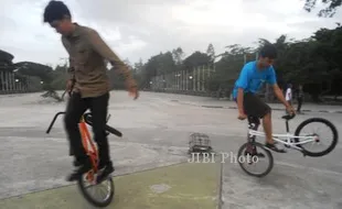 KOMUNITAS BMX FLATLAND Lincah Beraksi dengan Sepeda   