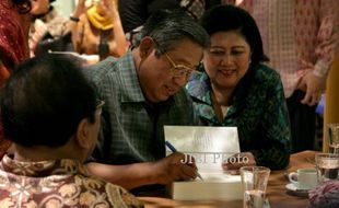 FOTO BUKU SBY : SBY Tandatangani Buku