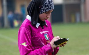 Wow, Gadis Ini Jadi Wasit Berjilbab Pertama di Kompetisi Eropa