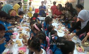 CARREFOUR Ajari Siswa TK Bikin Donat