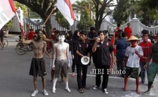 FOTO AKSI GMNI : Mahasiswa nasionalis beraksi di CFD Solo