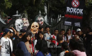 FOTO CAR FREE DAY : Aktivis Antirokok Pertontonkan Poster Seram