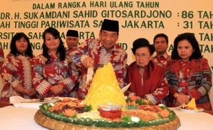 FOTO HUT SAHID : Nasi Tumpeng Ulang tahun Sukamdani