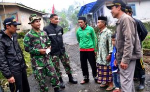 FOTO WASPADA GUNUNG SLAMET : Warga Gunung Slamet Resah