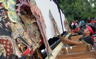 FOTO WAYANG KULIT KOLABORASI : Dalang SMP Warga Cilik Berkolaborasi