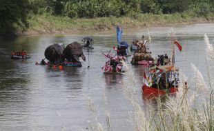 PELANGGARAN PEMILU 2014 : Angel Lelga Bagi-Bagi Kalender, Disemprit Panswascam Jebres