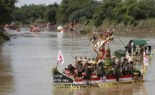 FESTIVAL GETHEK SOLO : 31 Gethek Taklukan Bengawan Solo, Sepasang Turis Urung Ikut