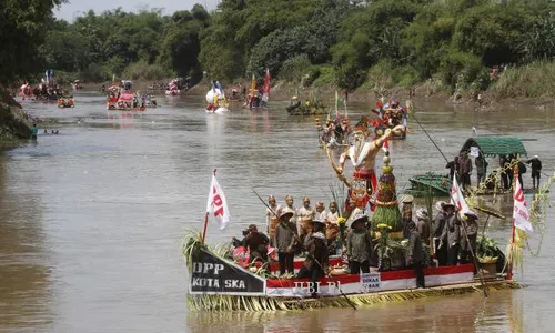 FESTIVAL GETHEK SOLO : 31 Gethek Taklukan Bengawan Solo, Sepasang Turis Urung Ikut