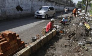 FOTO TAMAN GAJAHAN : Memasang Pembatas Jalan 