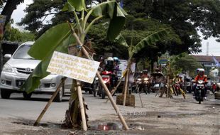 FOTO JALAN RUSAK : Protes Kerusakan Jalan 