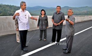 FOTO JALAN TOL SEMARANG-SOLO :  Presiden Meninjau proyek jalan tol Semarang-Solo 