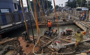 FOTO PEMBUATAN JEMBATAN BARU :  Mengantisipasi Amblasnya Jalan